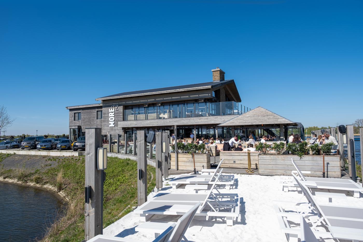 More itz strand met bedjes en het terras