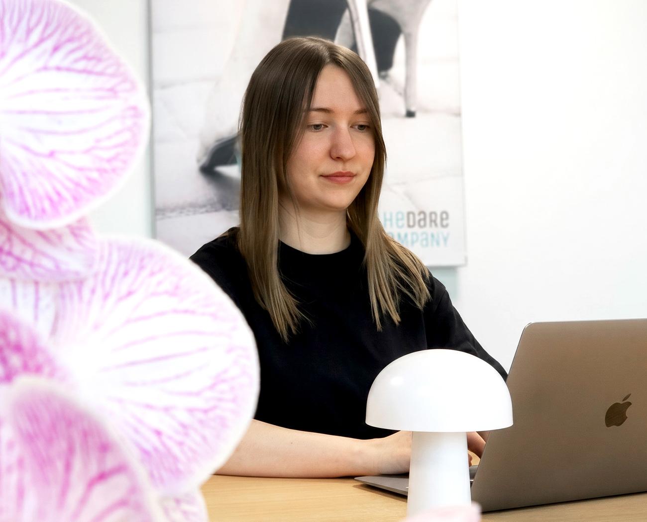 Webdesign | vrouw werkt achter laptop
