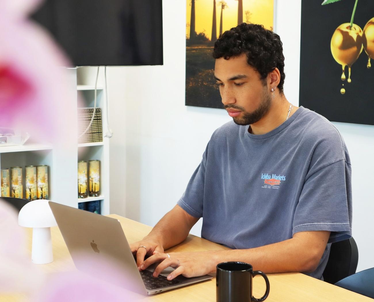 Development | man werkt achter computer