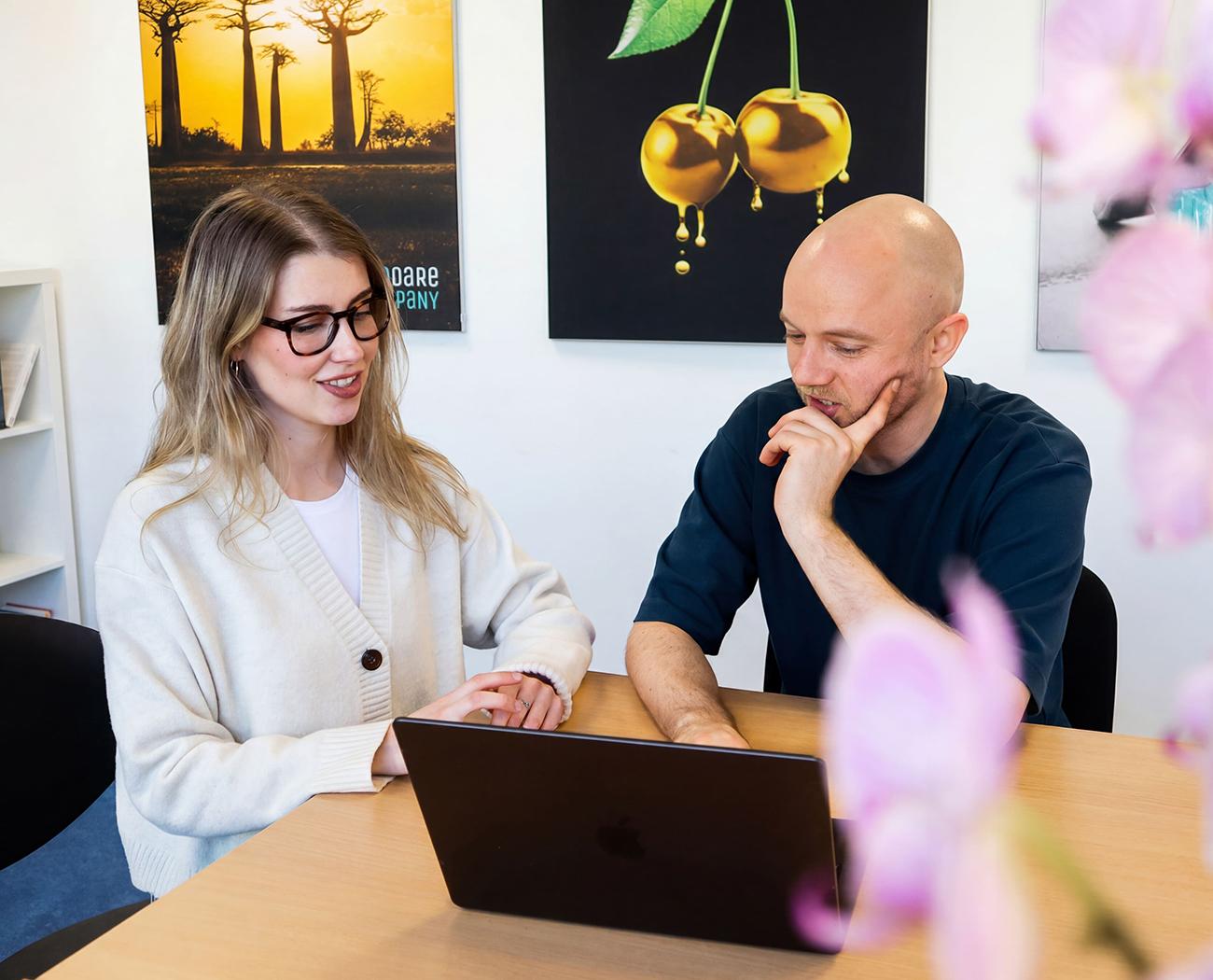 Marketing | mensen houden een bespreking achter laptop
