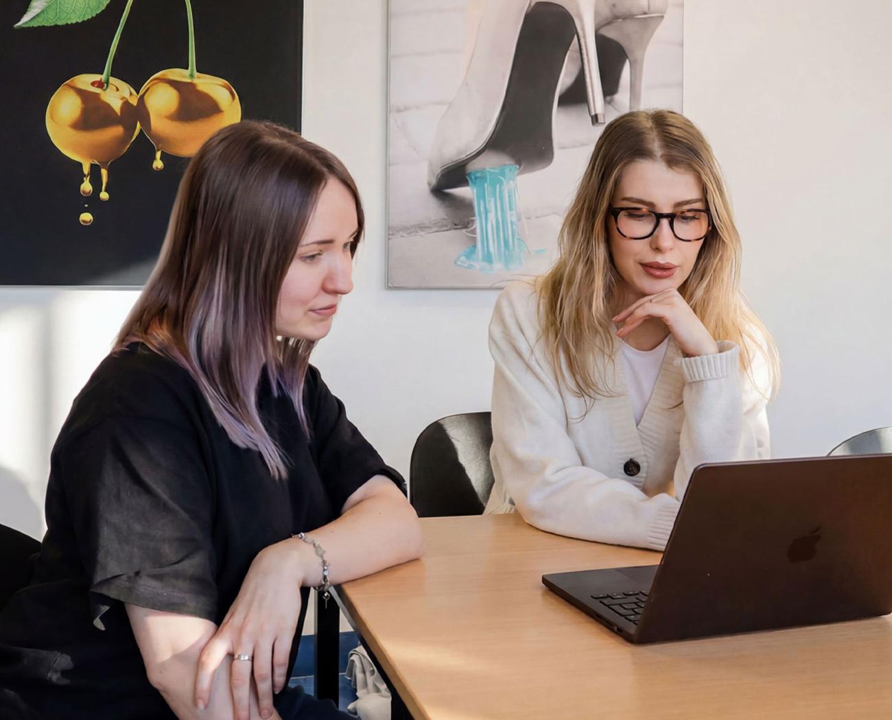 GEO (AI SEO) | twee vrouwen kijken naar werk op een laptop