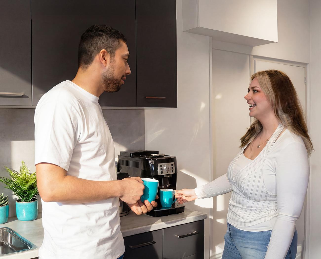 SEA (zoekmachine adverteren) | twee mensen praten bij het koffiezetapparaat