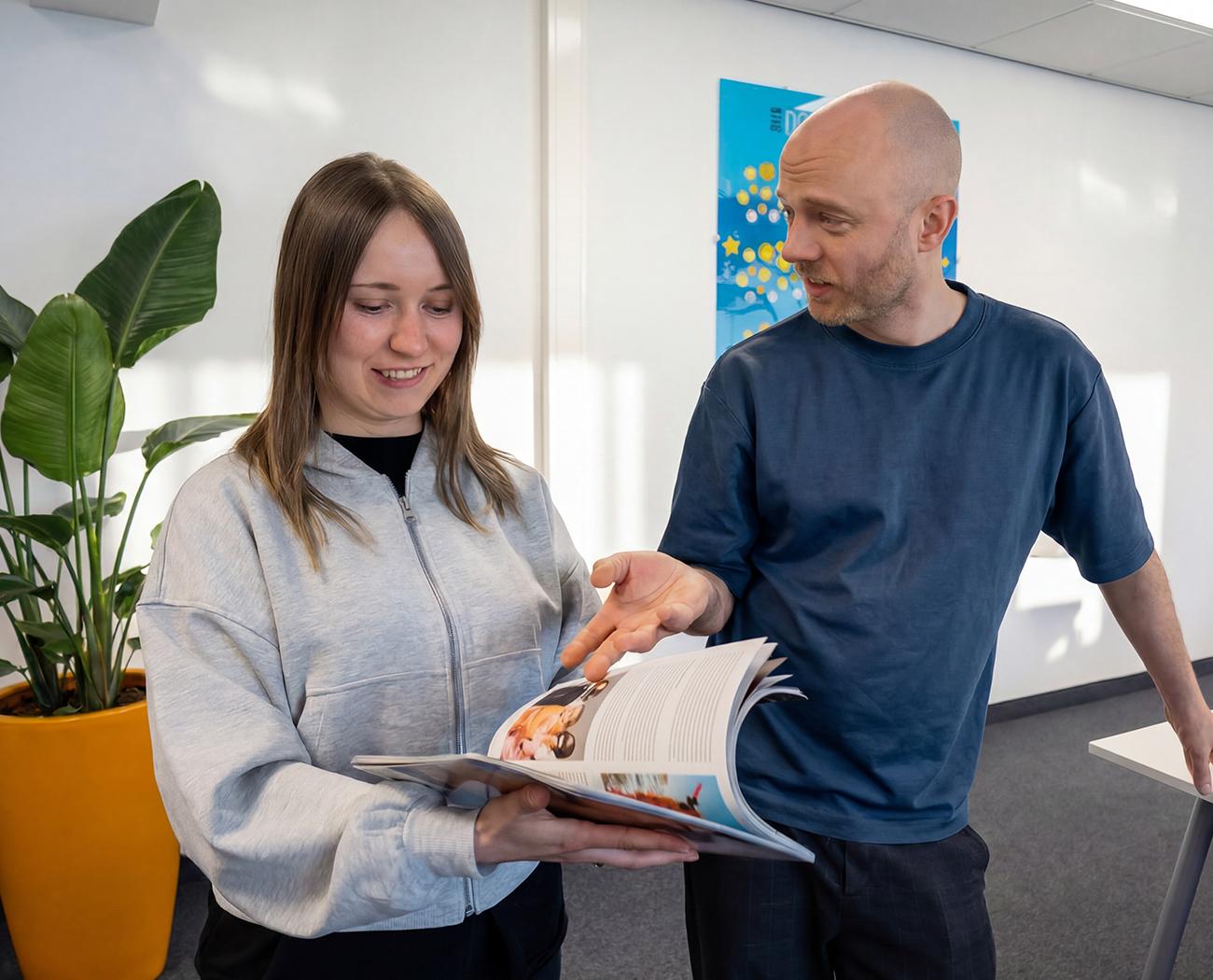 Drukwerk | mensen bekijken iets in een tijdschrift