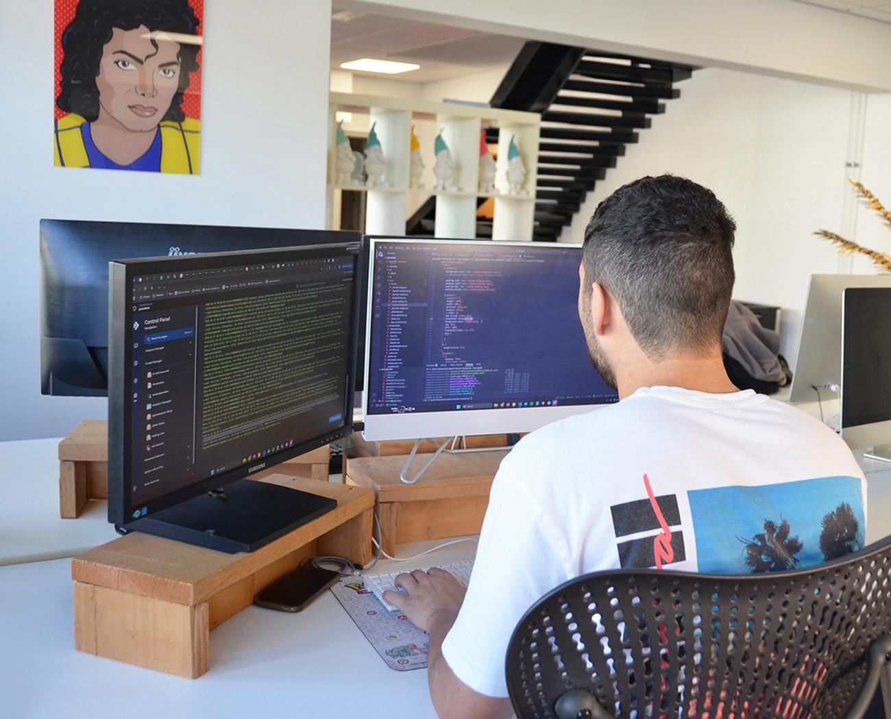 Websites | man werkt achter computer