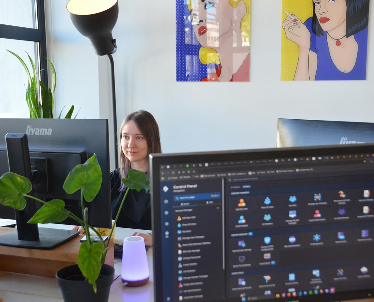 AI marketing | Vrouw werkt aan content met AI
