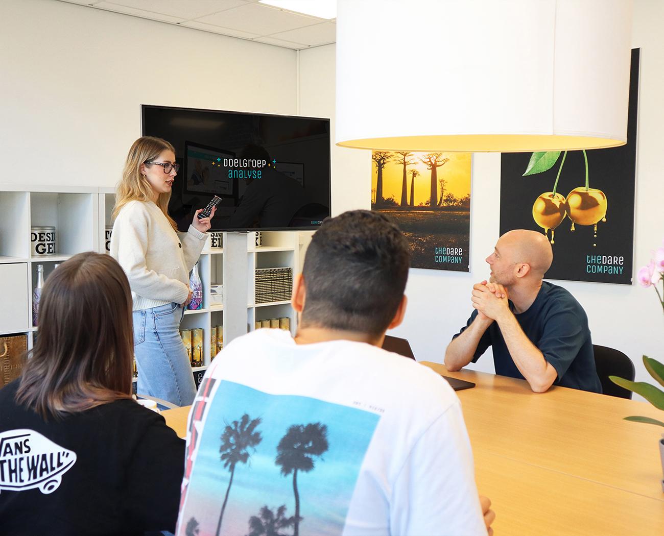 AI marketing | Vrouw geeft een presentatie