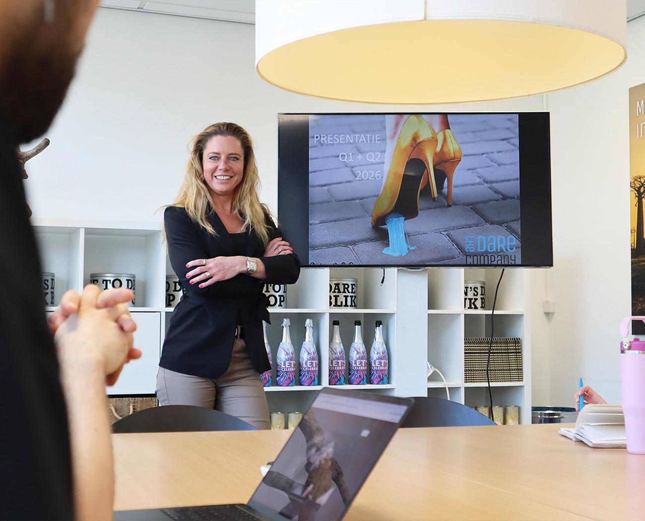 CRO (conversie optimalisatie) | vrouw geeft presentatie